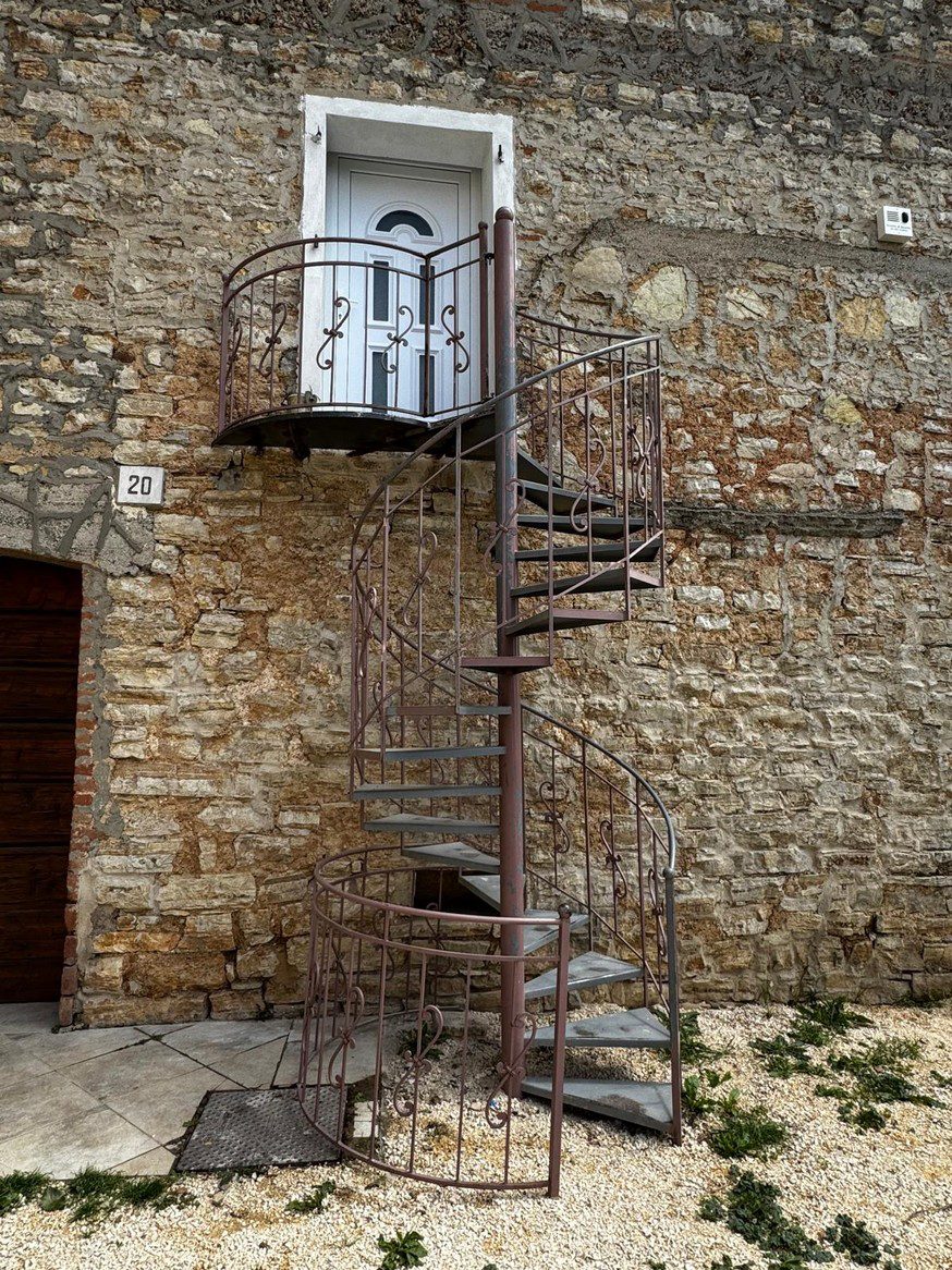 Scala a chiocciola e porta d'ingresso, civico 20